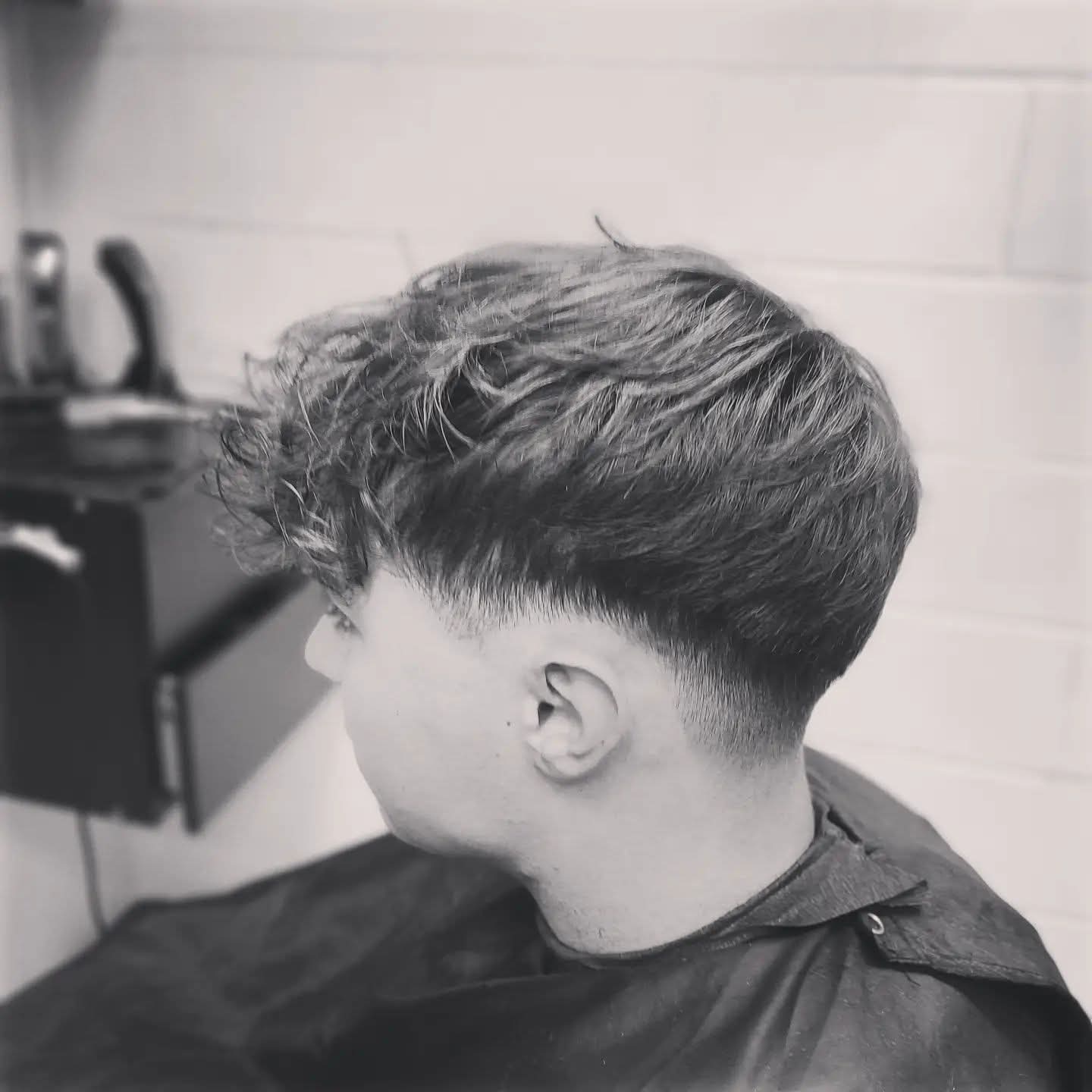 Precyzyjne strzyżenie w barbershopie FRYZMEN