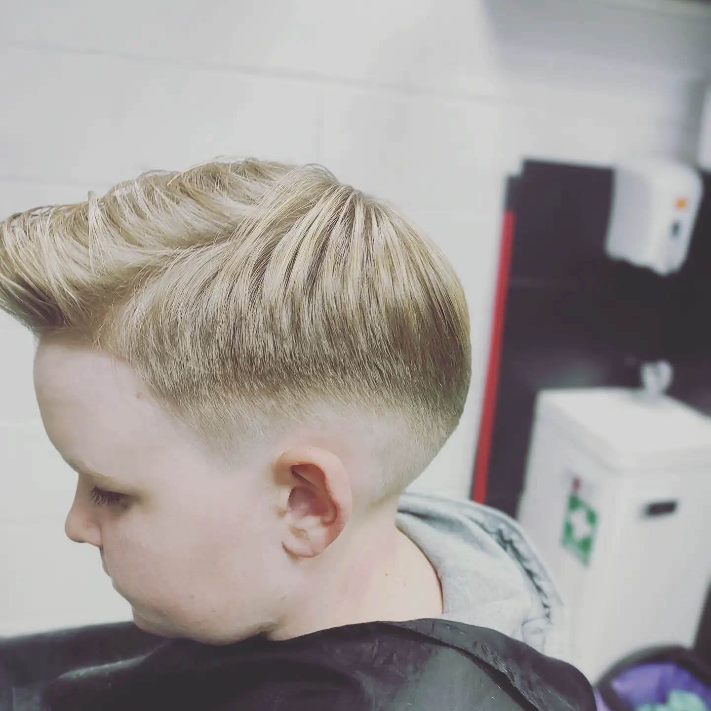 Blond fryzura z zaczesaniem do góry i skin fade