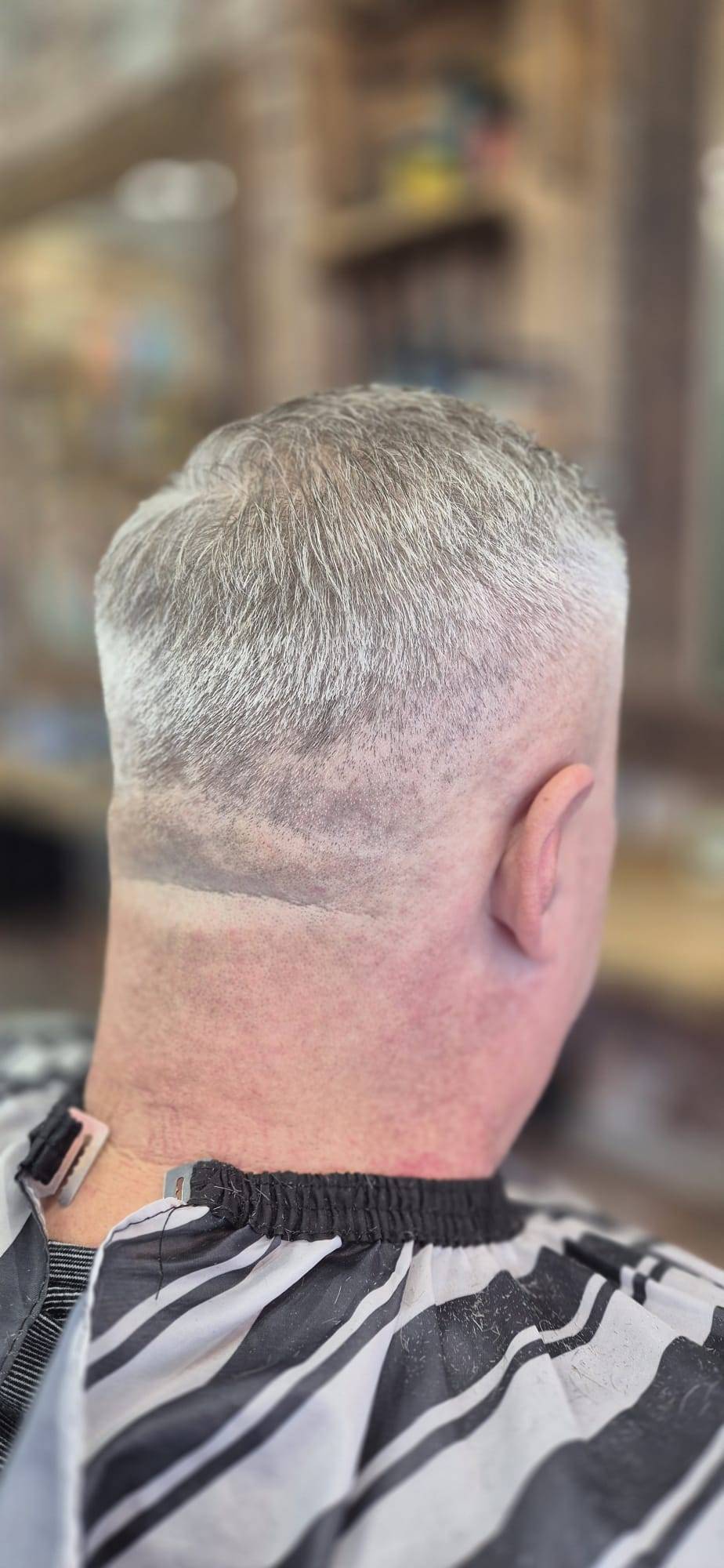 Krótkie siwe strzyżenie ze skin fade
