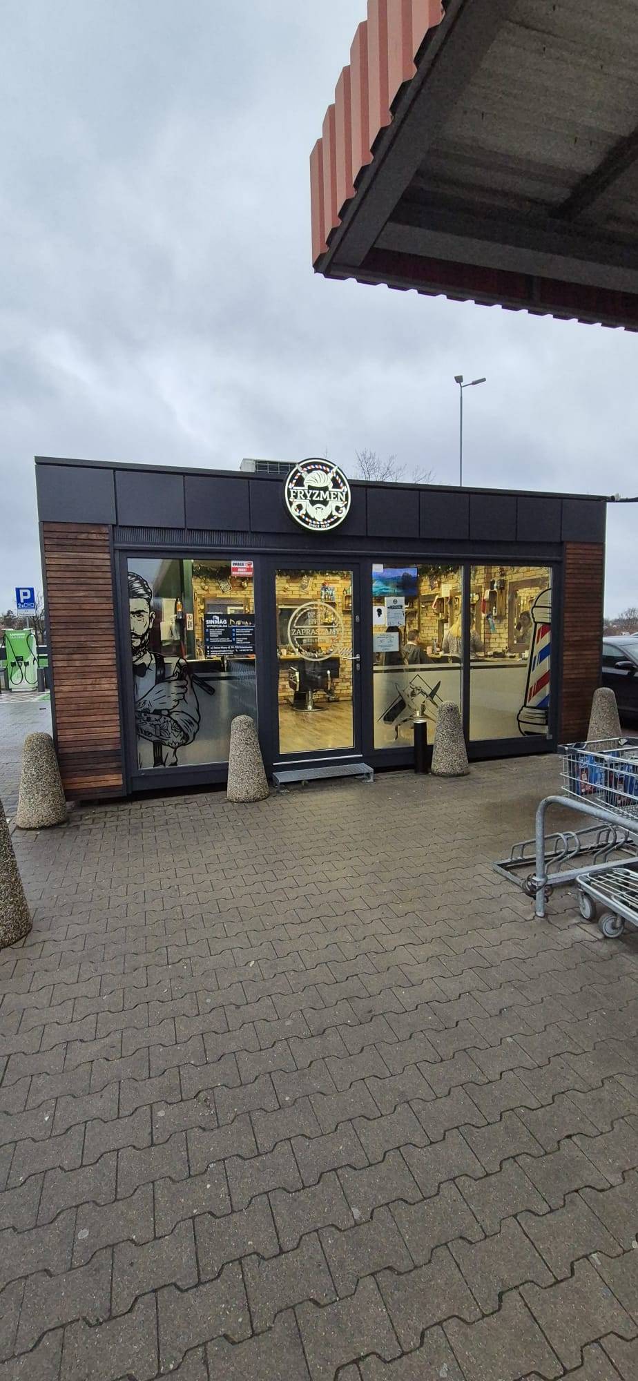 Barbershop FRYZMEN z zewnątrz — lokal przed Kauflandem