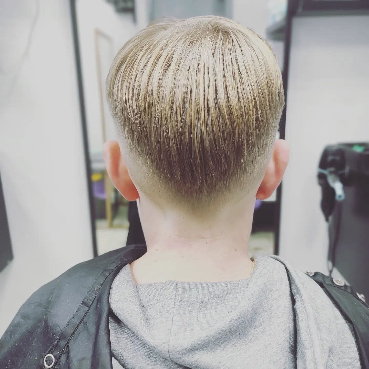 Blond strzyżenie z równym wykończeniem karku